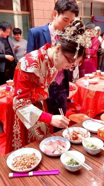 结婚当天新娘吃瓜