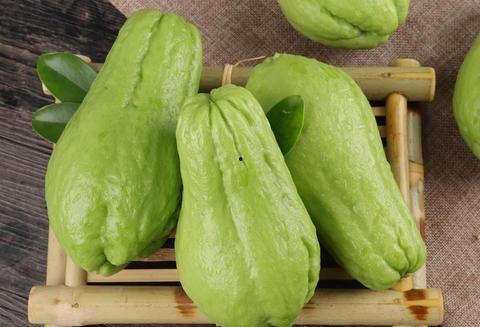 佛手瓜黄瓜西红柿一起吃,营养美味健康搭配新主张”