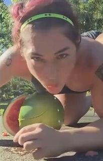 吃爆炸瓜的视频,吃瓜群众挑战极限，视频记录爆炸瓜惊险瞬间